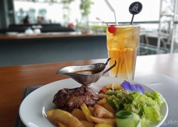 Menyantap Filet Mignon Sambil Menikmati Pemandangan Kota Bandung