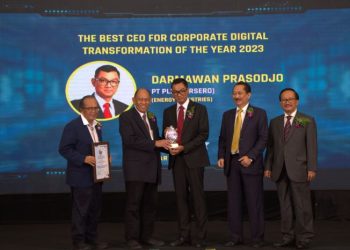 Direktur Utama PT. PLN (Persero) Darmawan Prasodjo (tengah) dinobatkan The Best CEO for Corporate Digital Transformation of The Year 2023 dalam Digital Technology & Innovation Award 2023. Foto: Majalah itech