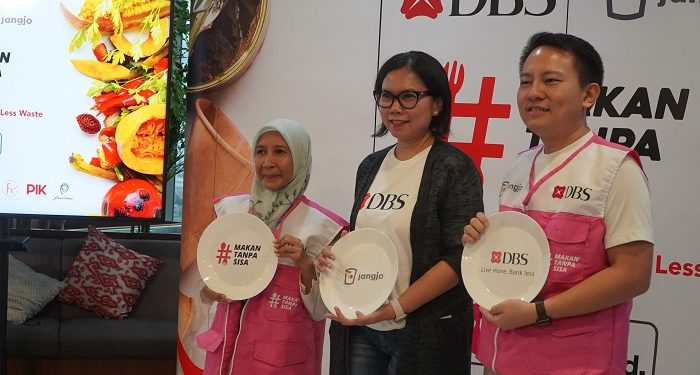 Subkoordinator Urusan Pengelolaan Sampah Dinas Lingkungan Hidup Provinsi DKI Jakarta Rita Ningsih, Head of Group Strategic Marketing and Communications PT Bank DBS Indonesia Mona Monika, dan Founder & CEO Jangjo Joe Hansen menghadiri acara pengumuman kerja sama antara Bank DBS Indonesia dengan Jangjo. Foto: Bank DBS Indonesia