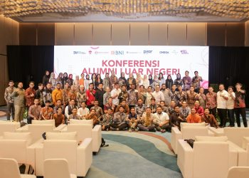 Para pelajar alumni luar negeri yang mewakili 54 organisasi alumni foto bersama usai melakukan konferensi di Grand Ballroom Menara BNI Pejompongan, Jakarta, 25 Mei.