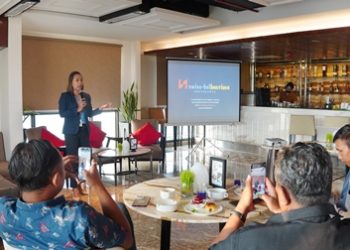 Entertainment di Chadis Rooftop Pool & Bar Hotel Swissbel-boutique Yogyakarta