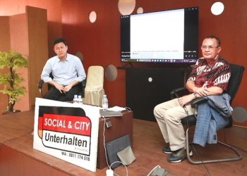 Narasumber forum diskusi Alumni Jerman yang ke15, Dipl,-Ing. Alwi Sjaaf dan Dr. phil. Mikhael Dua (kanan). Foto: FOKAL.ID