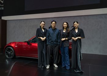 Create Without Boundaries: Mazda Indonesia dan Jeffry Tan Hadirkan Busana Flowy Sentuhan Platinum White dan Piping Gold