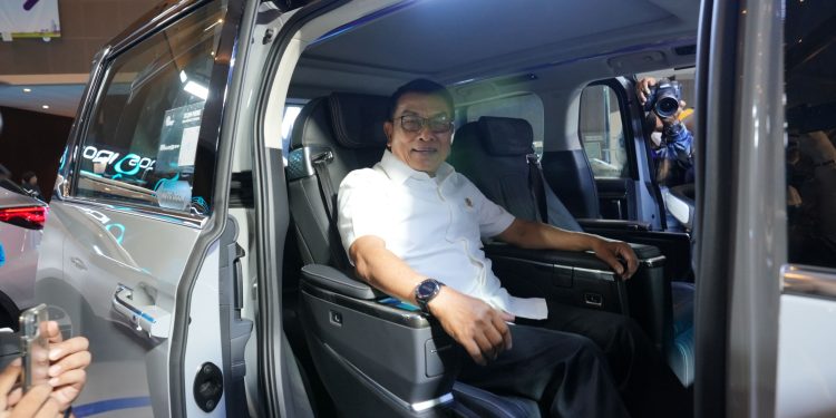 Moeldoko Turut Coba MPV Mewah Listrik MG Maxus 9 di PEVS 2024