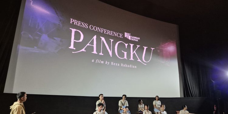 Reza Rahadian Siapkan Debut Film Panjang Pertamanya Berjudul “Pangku”