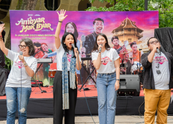 Panggung Ambyaran di Solo Jadi Ajang Karaoke dan Joget Bersama
