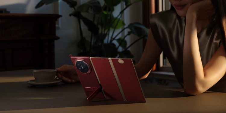 Smartphone Lipat Tiga Pertama yang Merevolusi Industri dari HUAWEI Segera Hadir