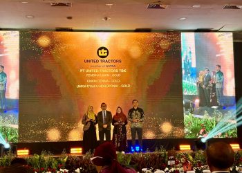 Penyerahan penghargaan yang diberikan oleh CFCD Foundation kepada PT United Tractors Tbk di Gedung SMESCO UKM (SME Tower), Jakarta