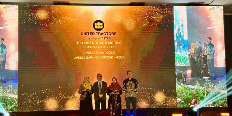 Penyerahan penghargaan yang diberikan oleh CFCD Foundation kepada PT United Tractors Tbk di Gedung SMESCO UKM (SME Tower), Jakarta