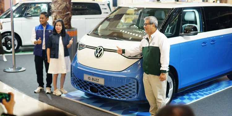ID. BUZZ Resmi Diserahkan Volkswagen di Kota Pahlawan Surabaya