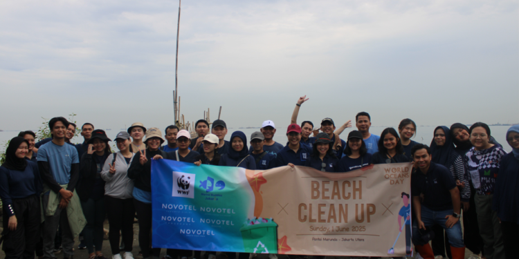 Novotel dan Marine Buddies Gelar Aksi Bersih Pantai Marunda