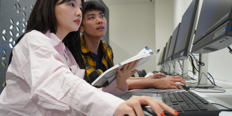 Gelar Ganda DLI: Perpaduan Bisnis dan Teknologi untuk Masa Depan