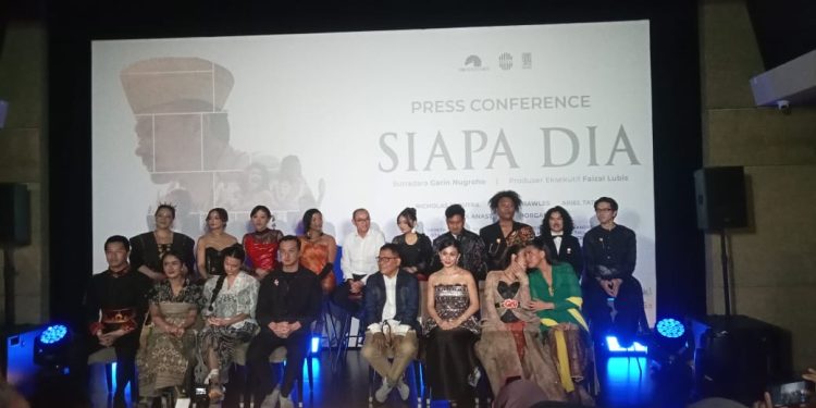 Musikal Garin Nugroho, Nicholas Saputra Hidupkan 4 Karakter di “Siapa Dia”