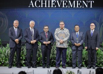 Dedikasi Muliaman D. Hadad Diapresiasi Melalui Prestisius Lifetime Achievement Award