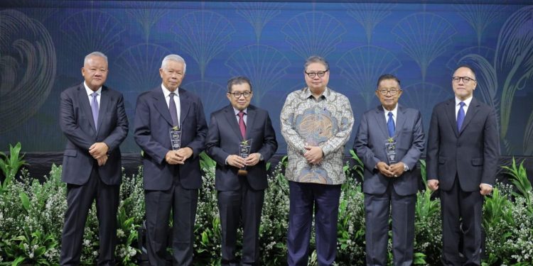Dedikasi Muliaman D. Hadad Diapresiasi Melalui Prestisius Lifetime Achievement Award