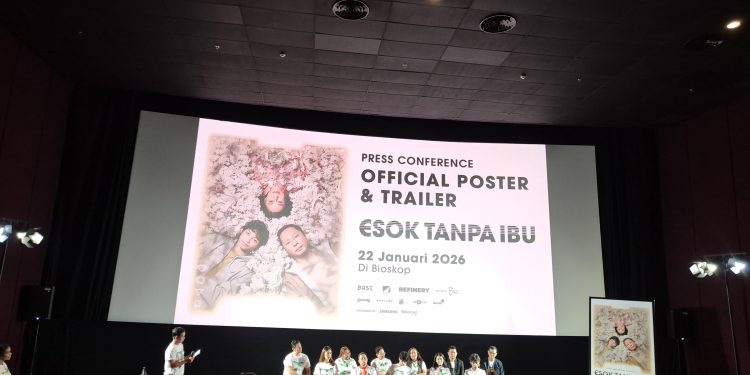 Transformasi Dian Sastro Jadi AI Warnai Trailer “Esok Tanpa Ibu”