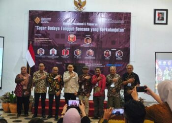Menteri Kebudayaan Fadli (keempat dari kiri) bersama para narasumber dan moderator seminar yang digelar Kementerian Kebudayaan serta Perisai Budaya Nusantara. Foto: Wisesa/FOKAL.ID