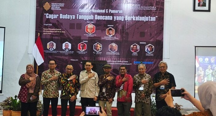 Menteri Kebudayaan Fadli (keempat dari kiri) bersama para narasumber dan moderator seminar yang digelar Kementerian Kebudayaan serta Perisai Budaya Nusantara. Foto: Wisesa/FOKAL.ID