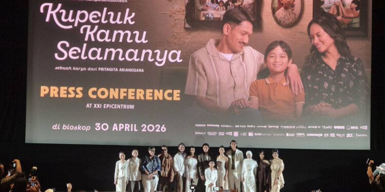 “Kupeluk Kamu Selamanya” Kisah Ibu Berdamai dengan Hidup dan Cinta