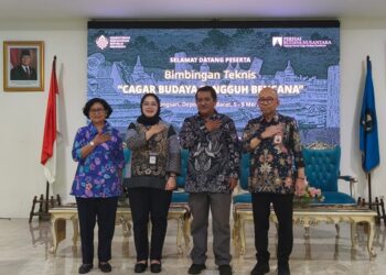 Dari kiri kanan: Sri Patmiarsi Ratnaningtyas (Penyusun Buku Pedoman Cagar Budaya Tangguh Bencana), Meta Ambar Pana (Kasubdit Lembaga dan Pranata Kebudayaan Direktorat Bina SDM Kemenbud), Hasanuddin (Ketua Yayasan Perisai Budaya Nusantara), dan Fitra Arda (Pamong Budaya Utama Kementerian Kebudayaan) membuka Bimbingan Teknis (Bimtek) Cagar Budaya Tangguh Bencana. Foto: Jos/FOKAL.ID