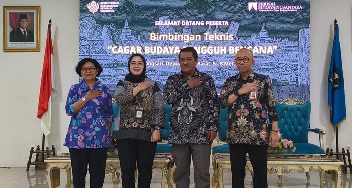 Dari kiri kanan: Sri Patmiarsi Ratnaningtyas (Penyusun Buku Pedoman Cagar Budaya Tangguh Bencana), Meta Ambar Pana (Kasubdit Lembaga dan Pranata Kebudayaan Direktorat Bina SDM Kemenbud), Hasanuddin (Ketua Yayasan Perisai Budaya Nusantara), dan Fitra Arda (Pamong Budaya Utama Kementerian Kebudayaan) membuka Bimbingan Teknis (Bimtek) Cagar Budaya Tangguh Bencana. Foto: Jos/FOKAL.ID